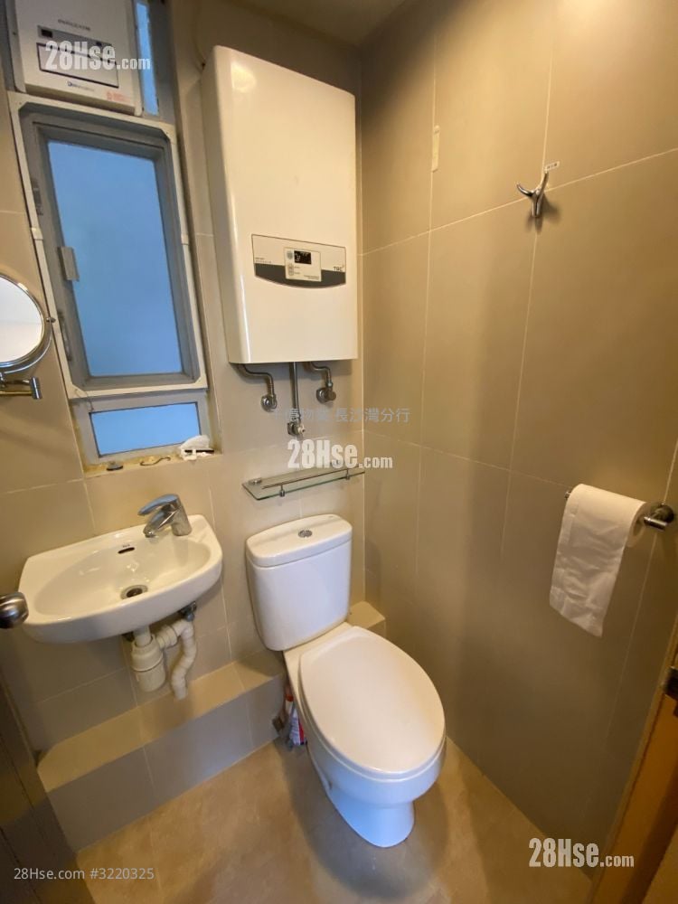 Hong Fai Building Sell 2 Bedrooms 280 ft²