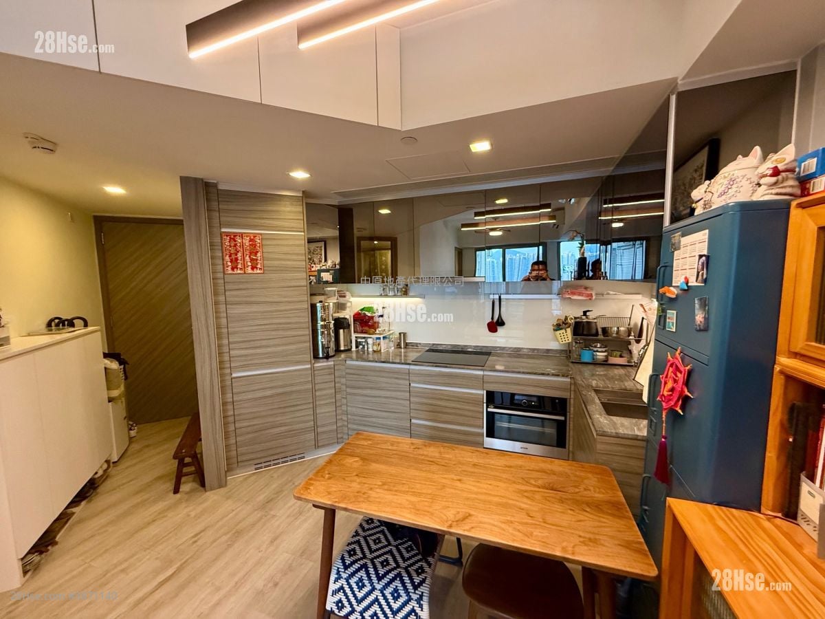living room: Ocean Pride Sell 2 Bedrooms , 1 Bathroom 524 ft²