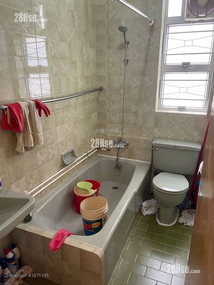 Mandarin Court Sell 3 Bedrooms , 2 Bathrooms 884 ft²