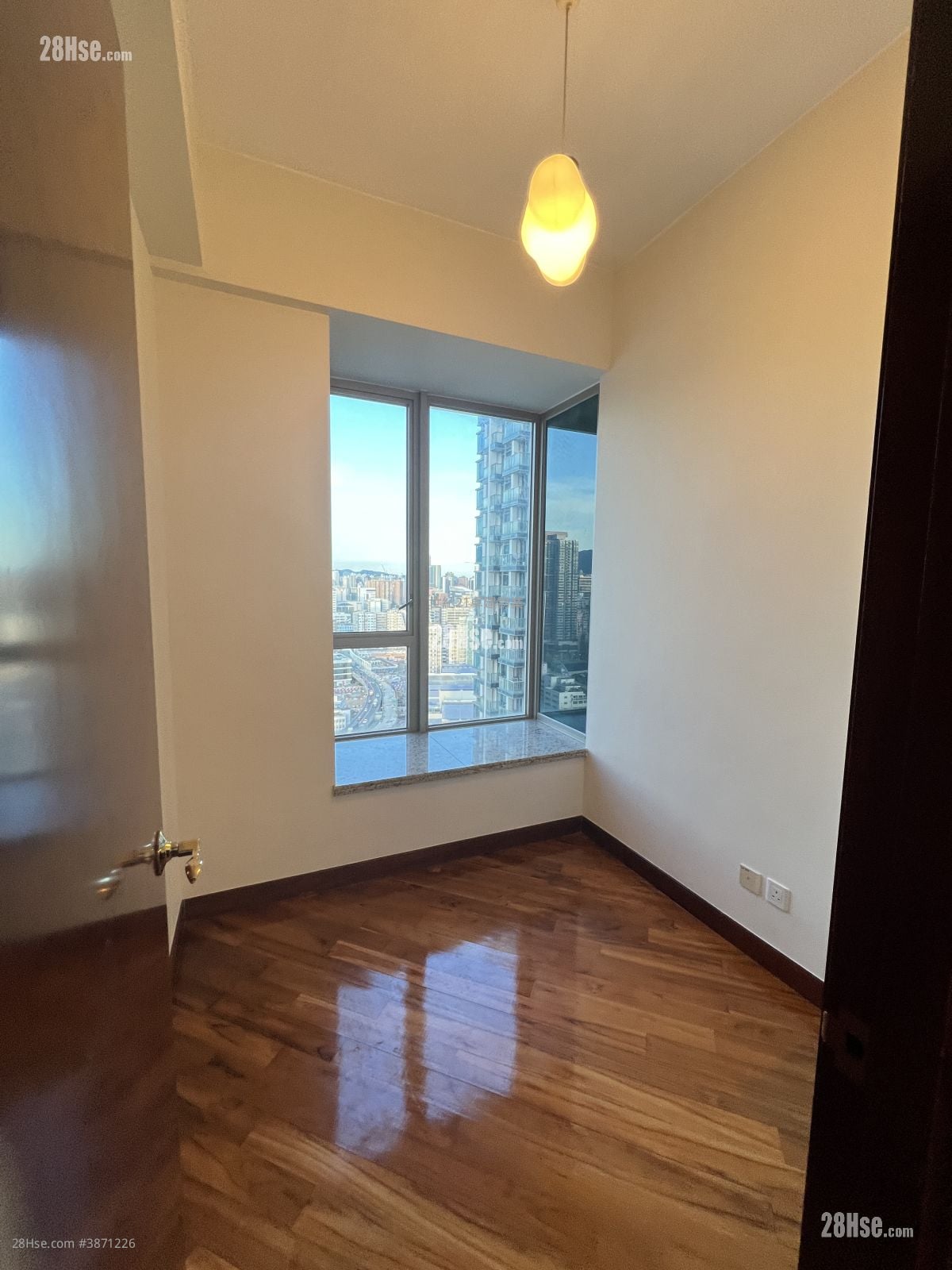 The Coronation Rental 2 Bedrooms , 1 Bathroom 607 ft²