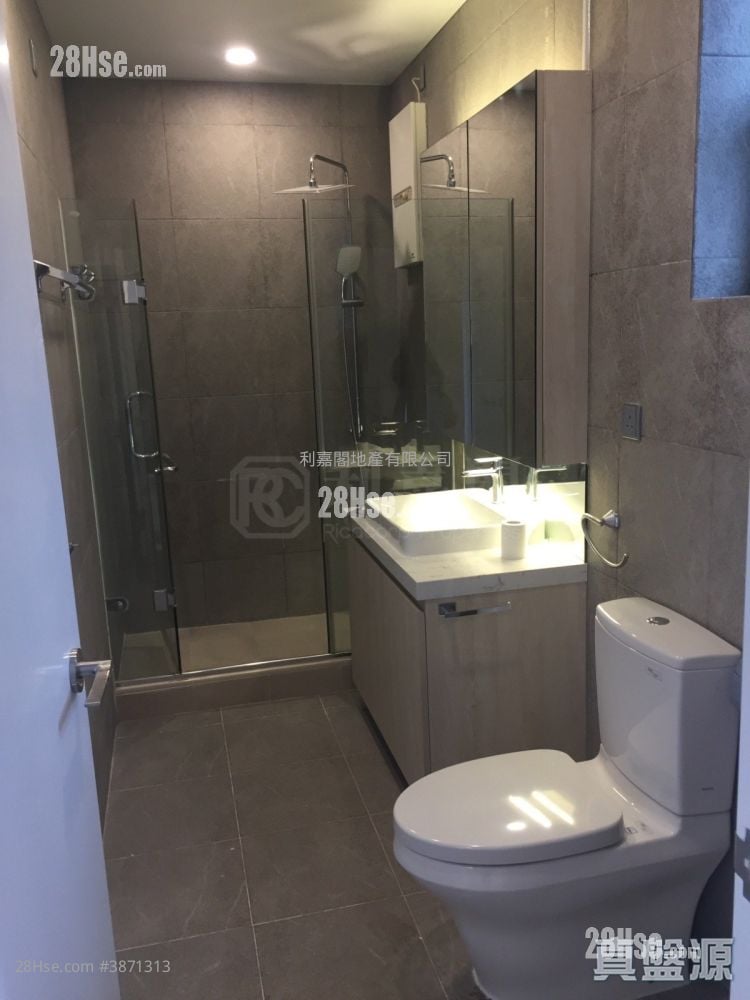 Leon Court Sell 4 Bedrooms , 4 Bathrooms 2,480 ft²