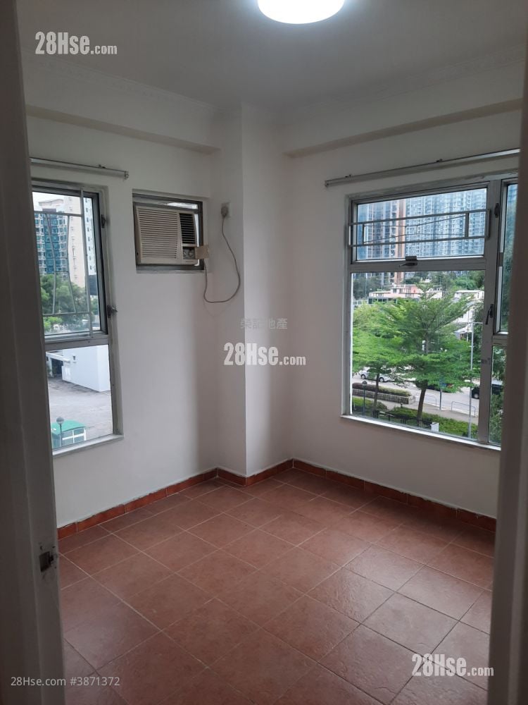 Tai Fook G & S Building Sell 2 Bedrooms , 1 Bathroom 411 ft²