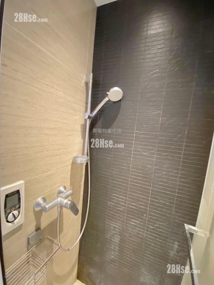 Axis Sell Studio , 1 Bathroom 212 ft²