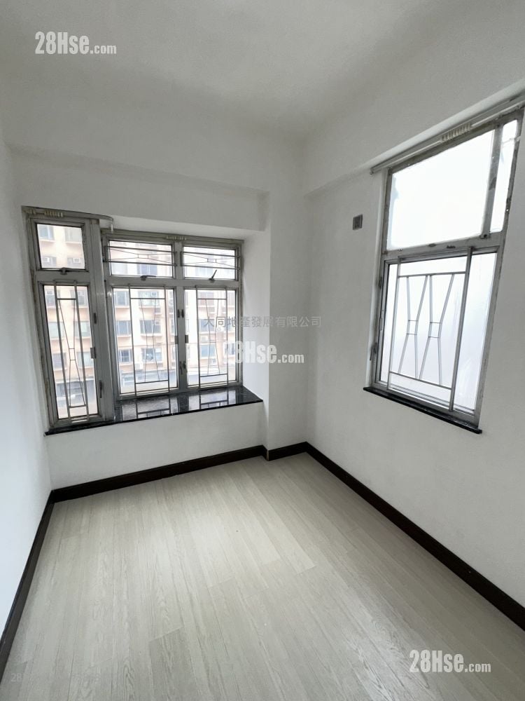 Hung Hay Building Sell 2 Bedrooms , 1 Bathroom 301 ft²
