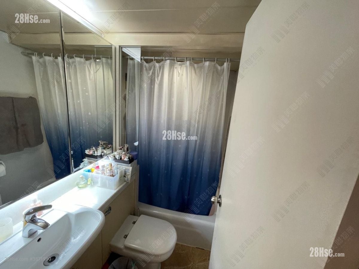 Ying Wa Court Sell 2 Bedrooms 466 ft²