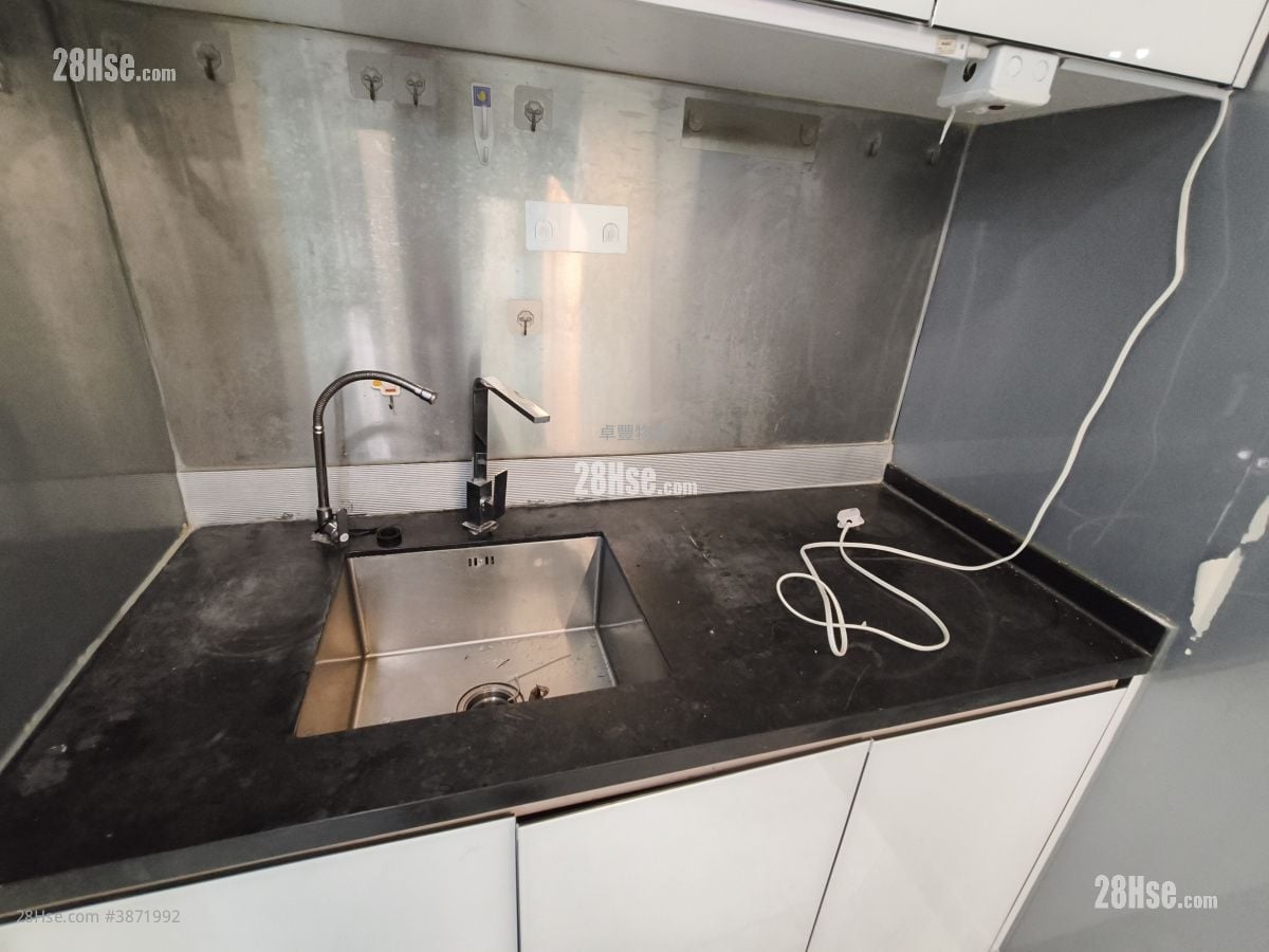 Hong Kong Industrial Centre Rental 4 Bedrooms , 2 Toilets 1,380 ft²
