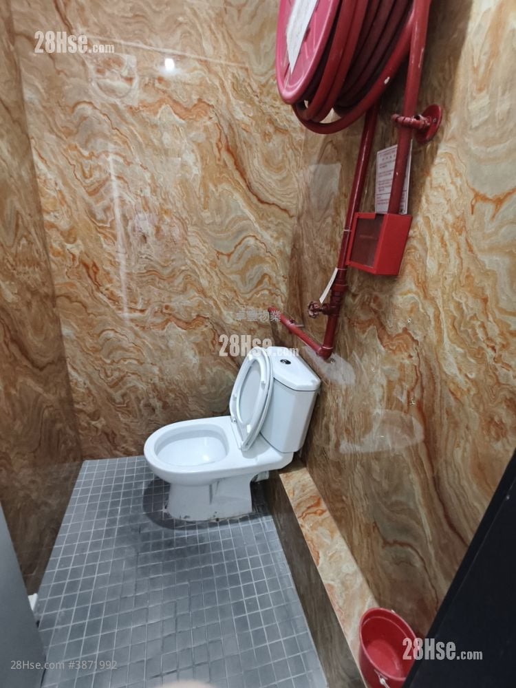 Hong Kong Industrial Centre Rental 4 Bedrooms , 2 Toilets 1,380 ft²