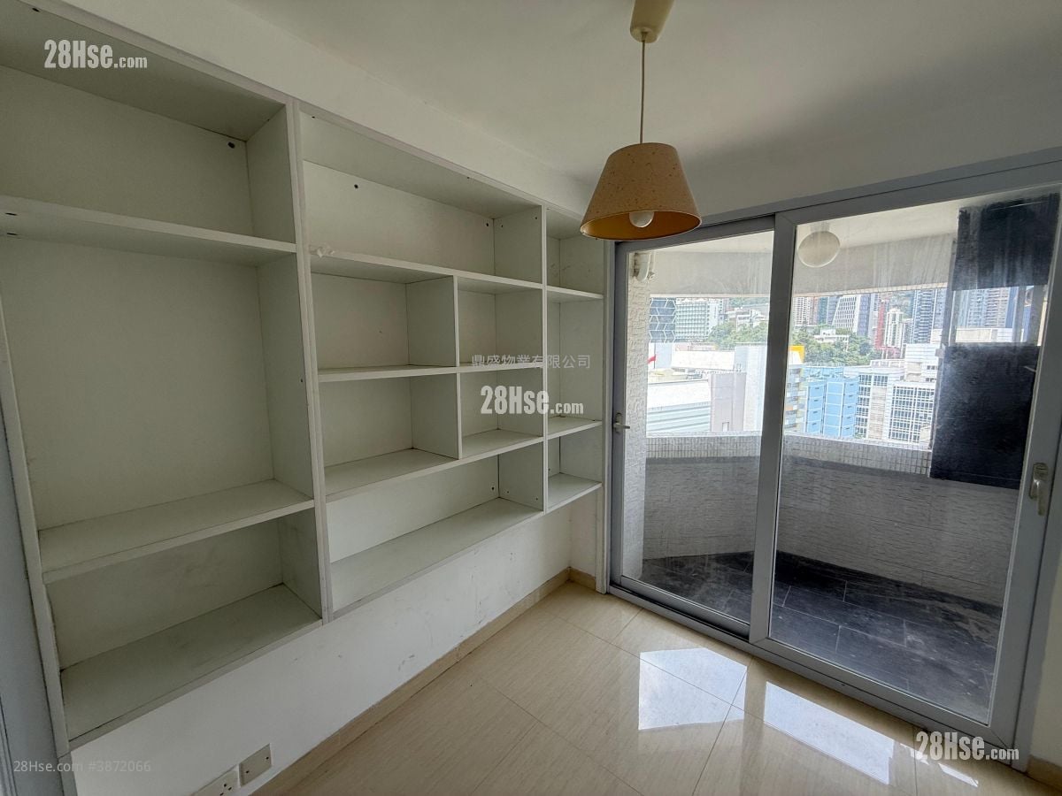Oi Kwan Court Sell 2 Bedrooms , 1 Bathroom 580 ft²