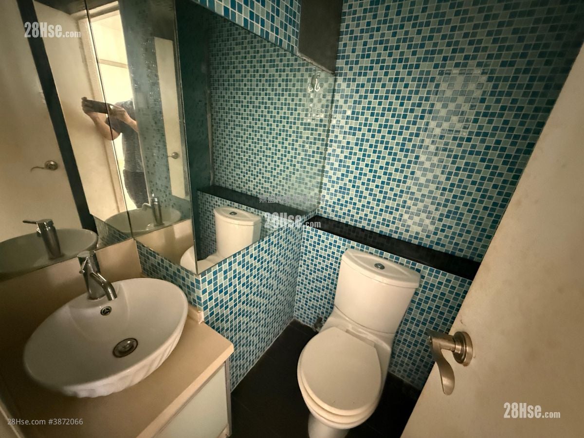 Oi Kwan Court Sell 2 Bedrooms , 1 Bathroom 580 ft²