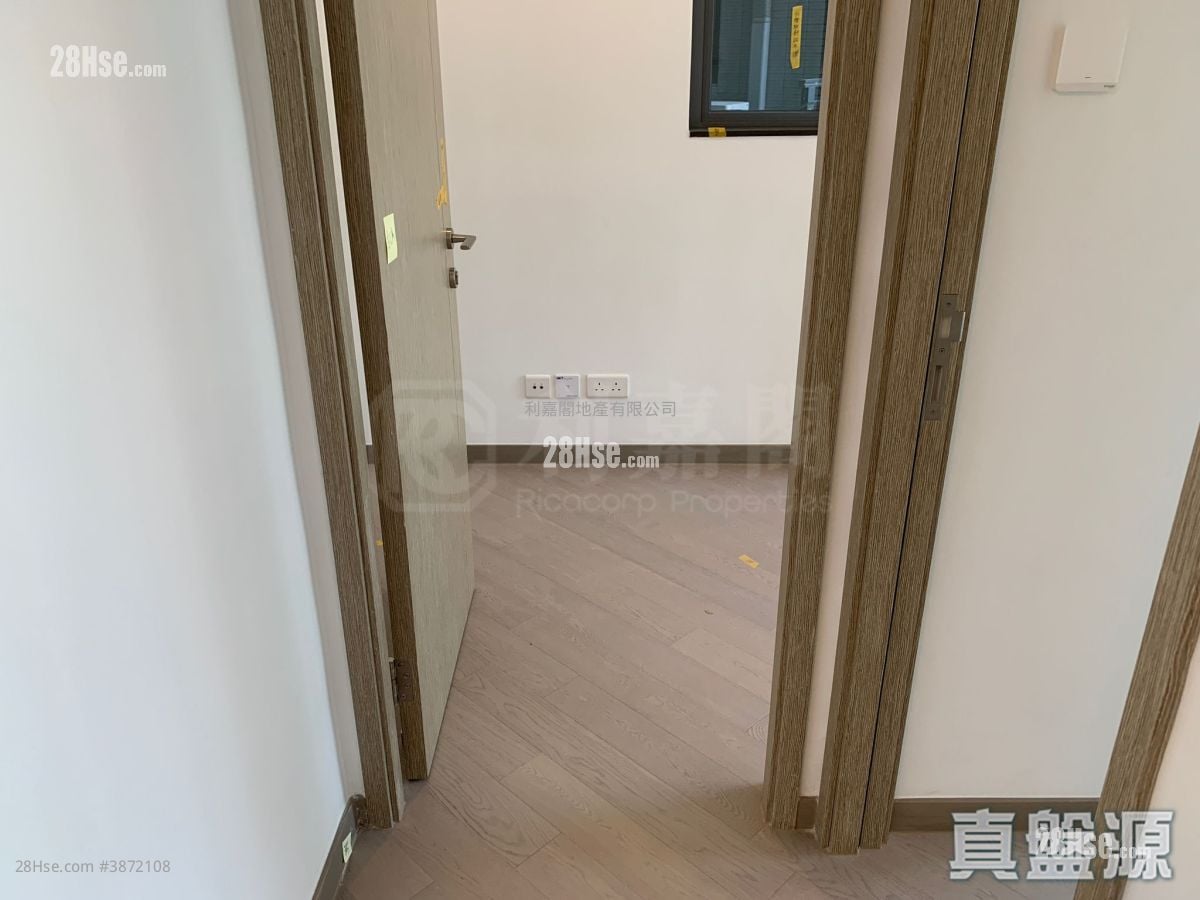 Upper River Bank Rental 585 ft²
