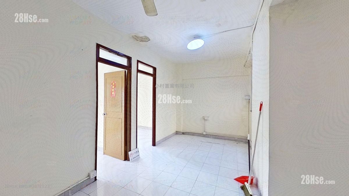 living room: Ka Wui Building Sell 2 Bedrooms , 1 Bathroom 417 ft²