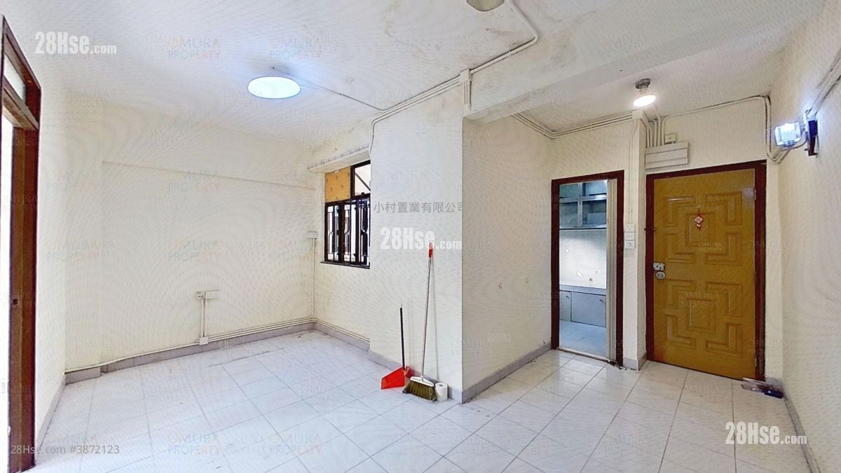 living room: Ka Wui Building Sell 2 Bedrooms , 1 Bathroom 417 ft²