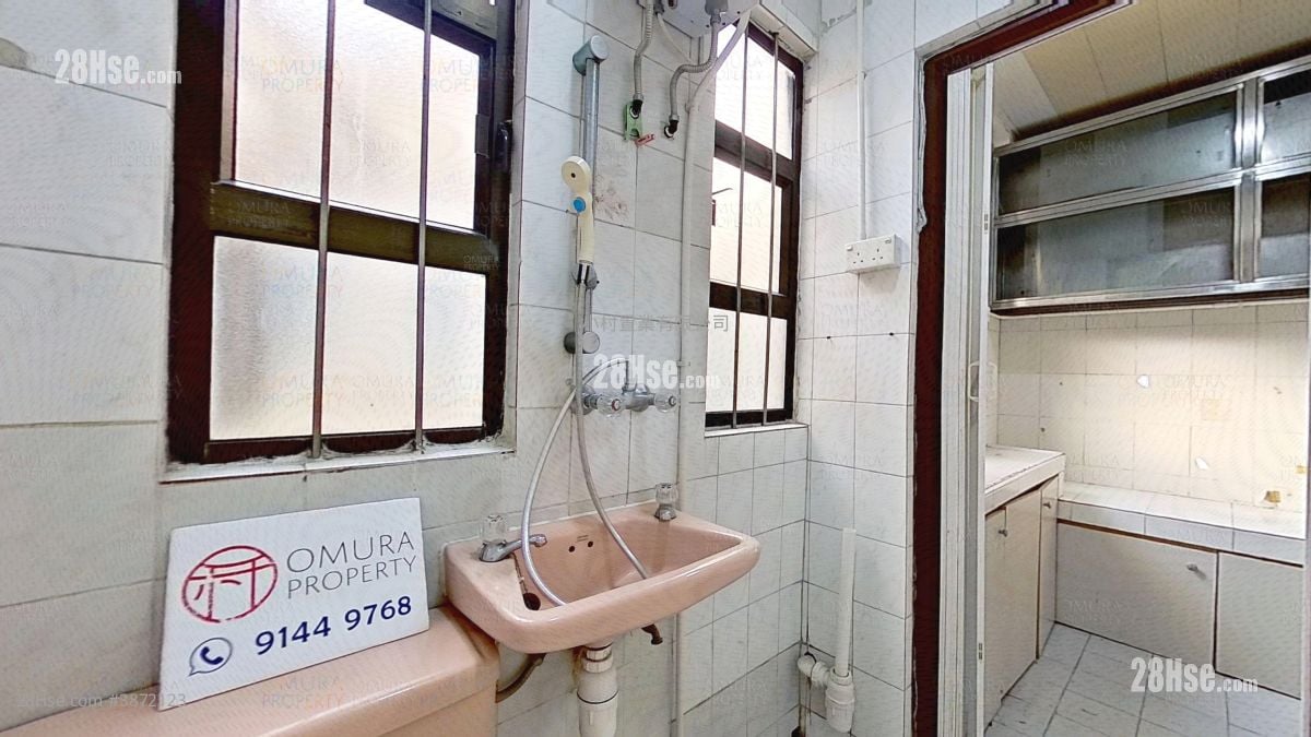 bathroom: Ka Wui Building Sell 2 Bedrooms , 1 Bathroom 417 ft²