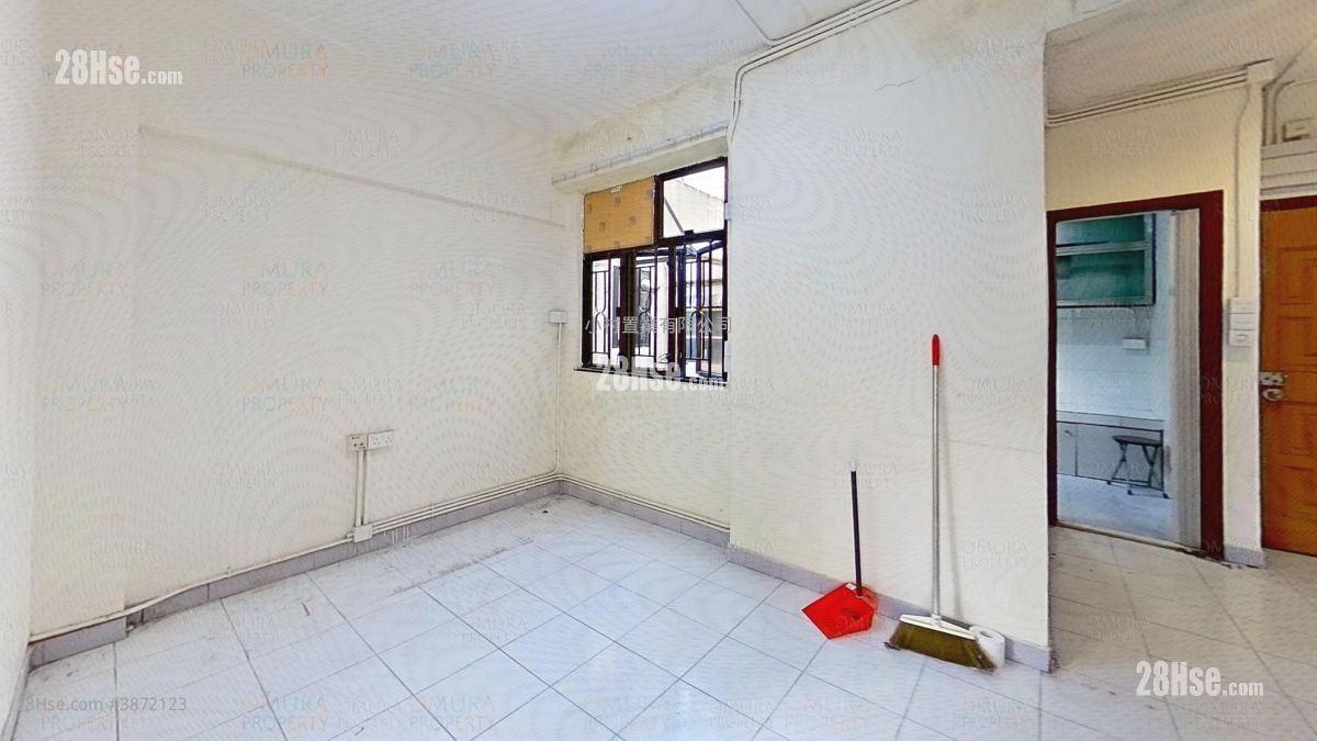 living room: Ka Wui Building Sell 2 Bedrooms , 1 Bathroom 417 ft²