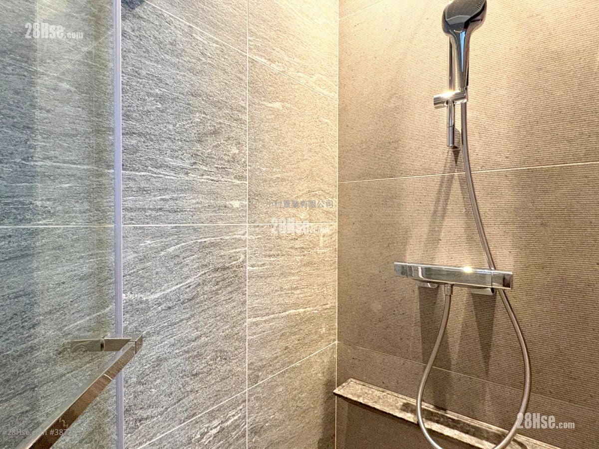 bathroom: Kennedy 38 Rental Studio , 1 Bathroom 260 ft²