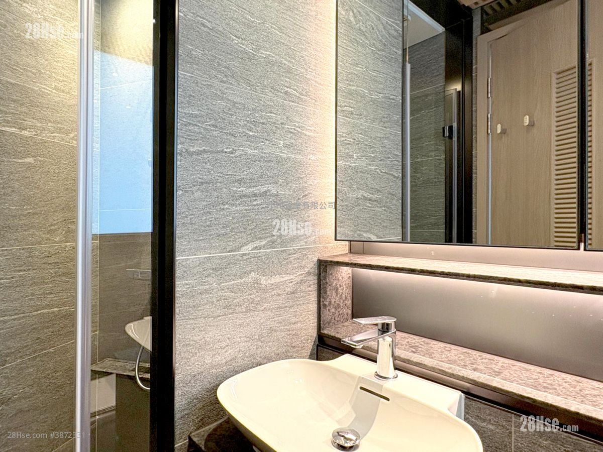 bathroom: Kennedy 38 Rental Studio , 1 Bathroom 260 ft²