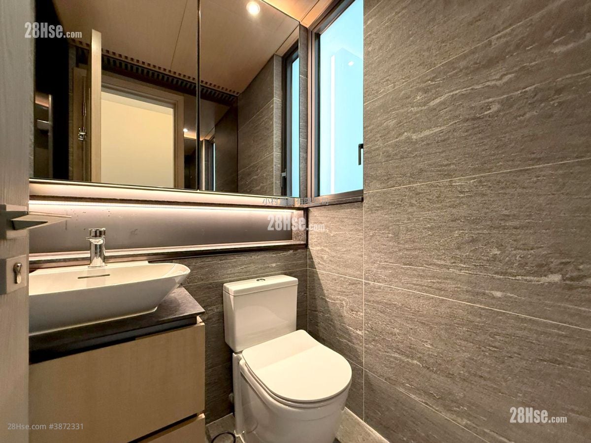 bathroom: Kennedy 38 Rental Studio , 1 Bathroom 260 ft²