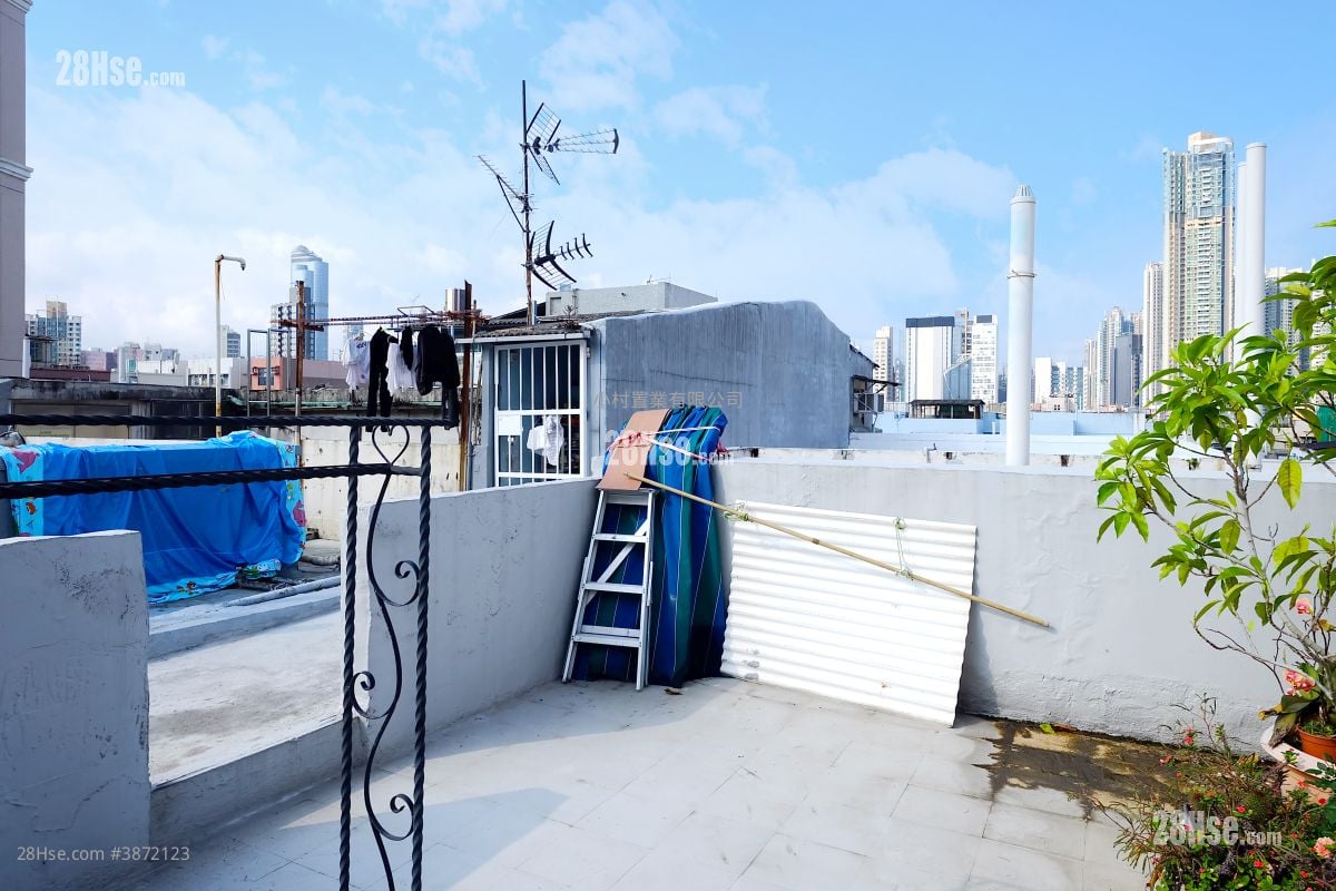 rooftoop: Ka Wui Building Sell 2 Bedrooms , 1 Bathroom 417 ft²