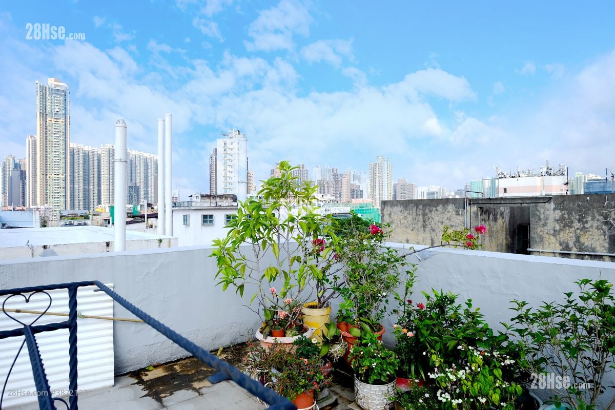 rooftoop: Ka Wui Building Sell 2 Bedrooms , 1 Bathroom 417 ft²