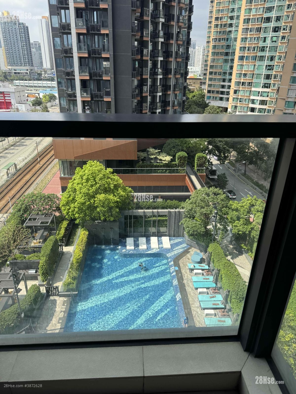 balcony: 低座泳池景觀-寧靜優美