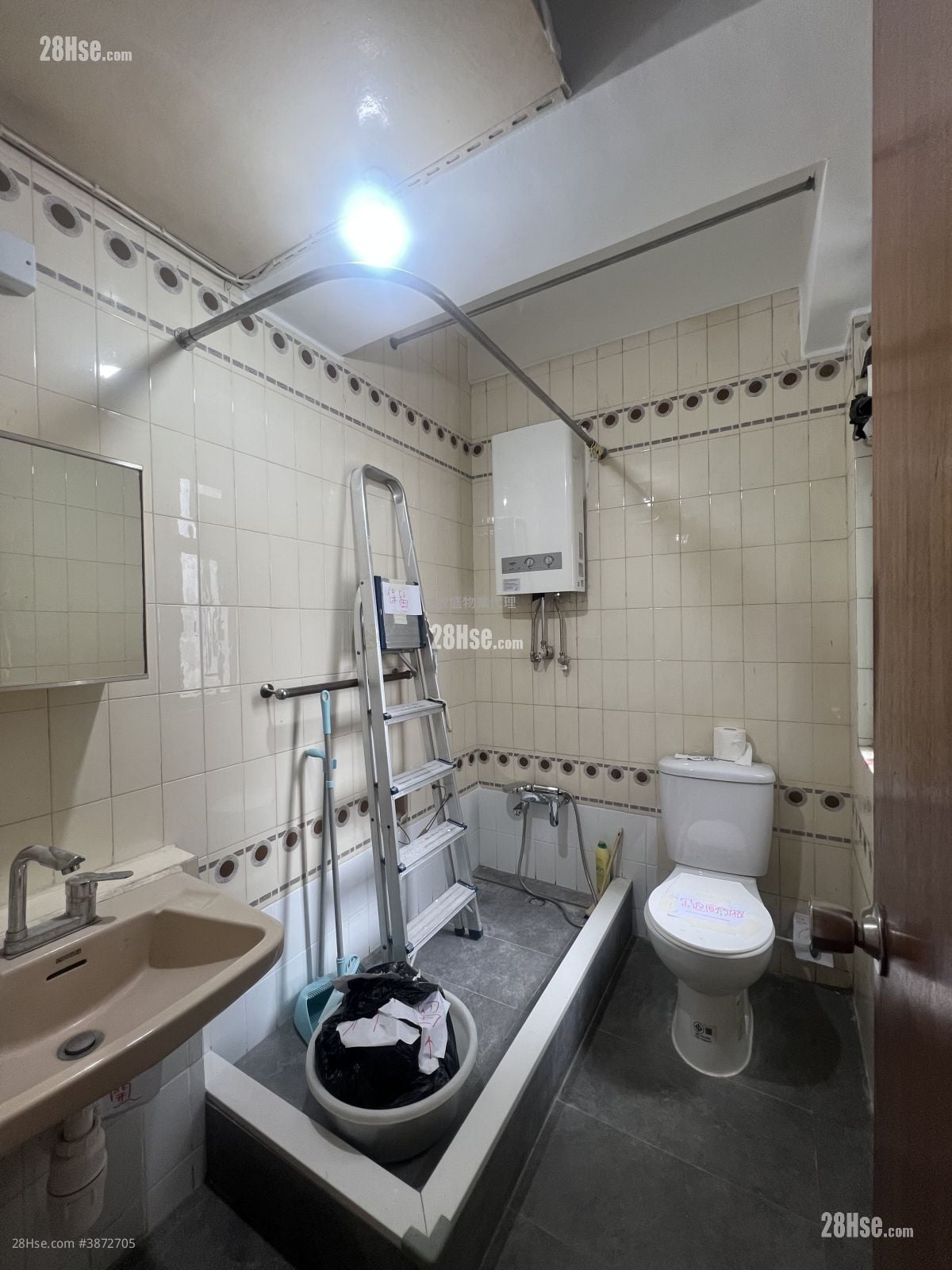Tak Bo Building Sell 3 Bedrooms , 1 Bathroom 509 ft²
