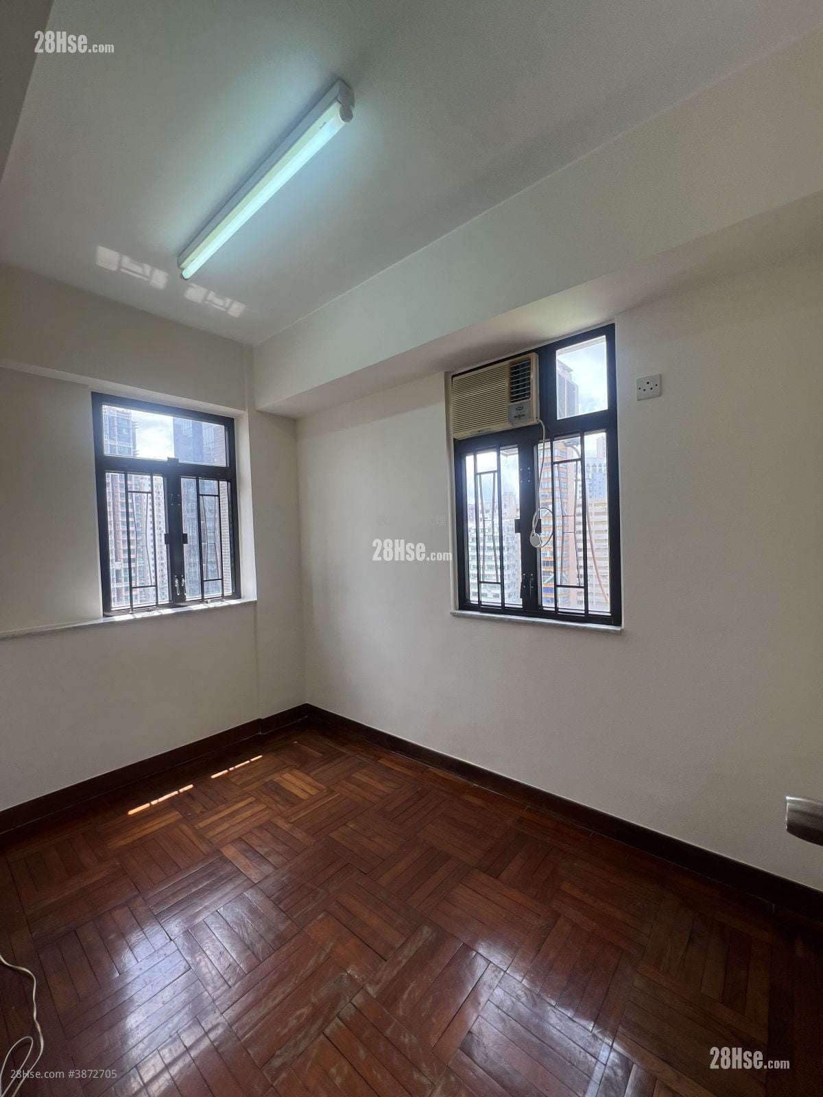 Tak Bo Building Sell 3 Bedrooms , 1 Bathroom 509 ft²