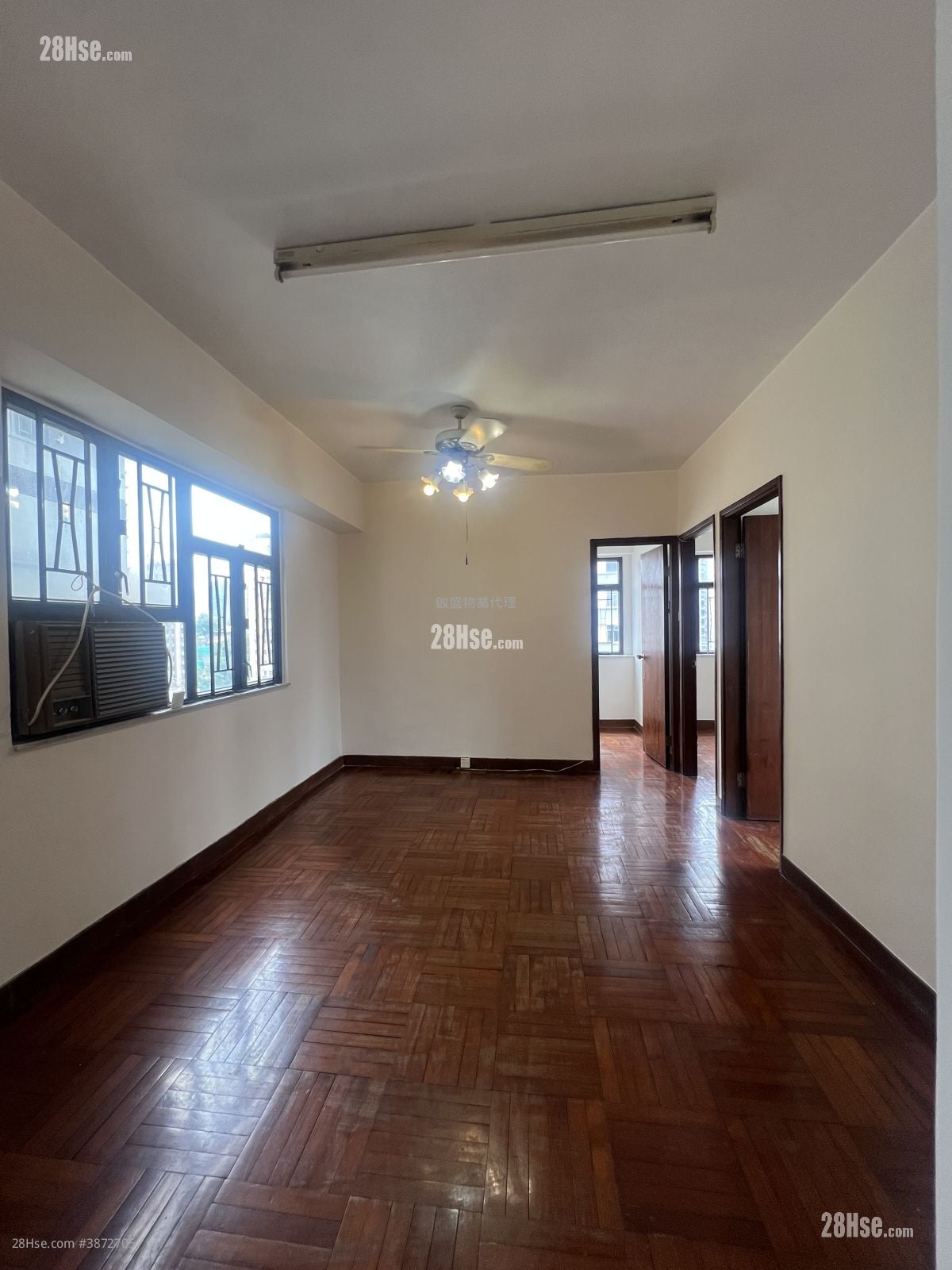 Tak Bo Building Sell 3 Bedrooms , 1 Bathroom 509 ft²