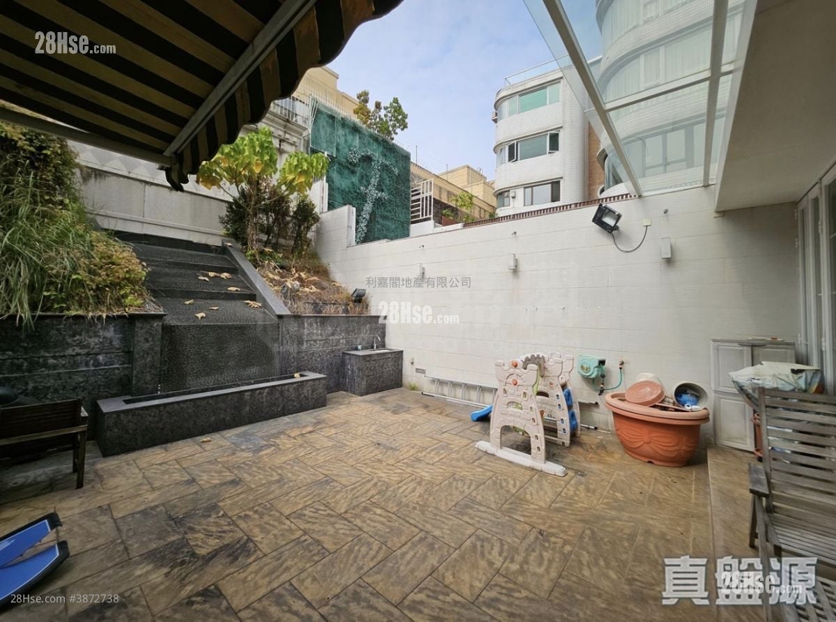 Silver Crest Sell 5+ Bedrooms 3,256 ft²
