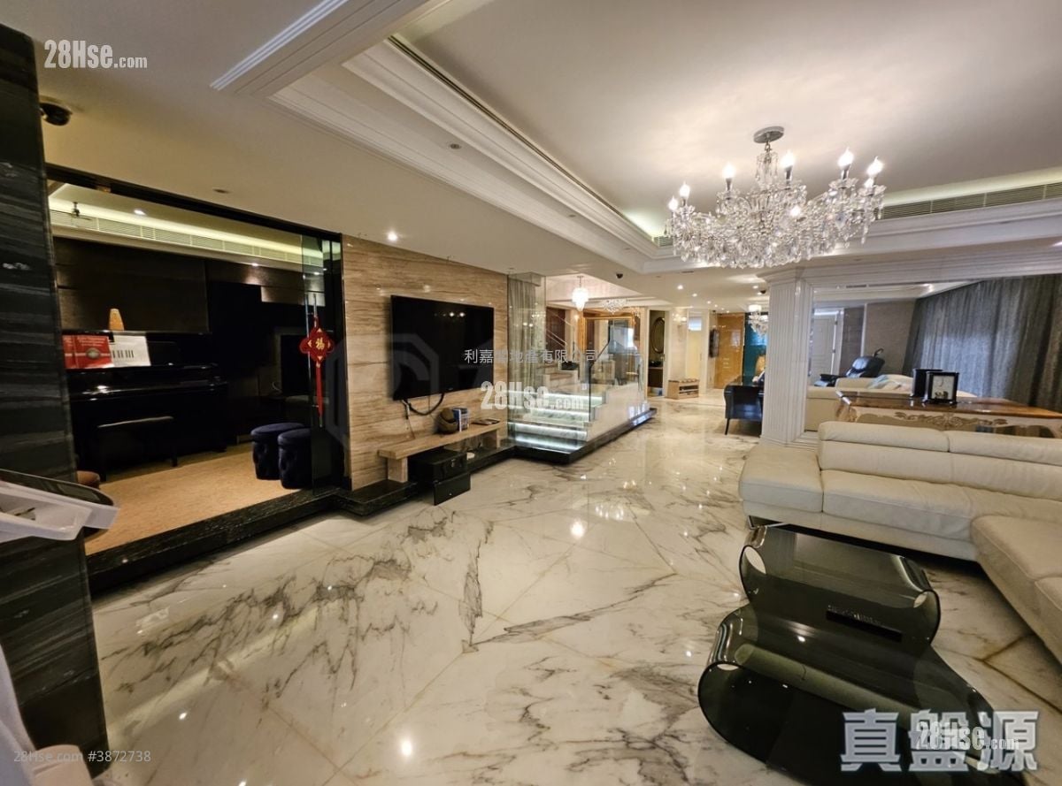 Silver Crest Sell 5+ Bedrooms 3,256 ft²