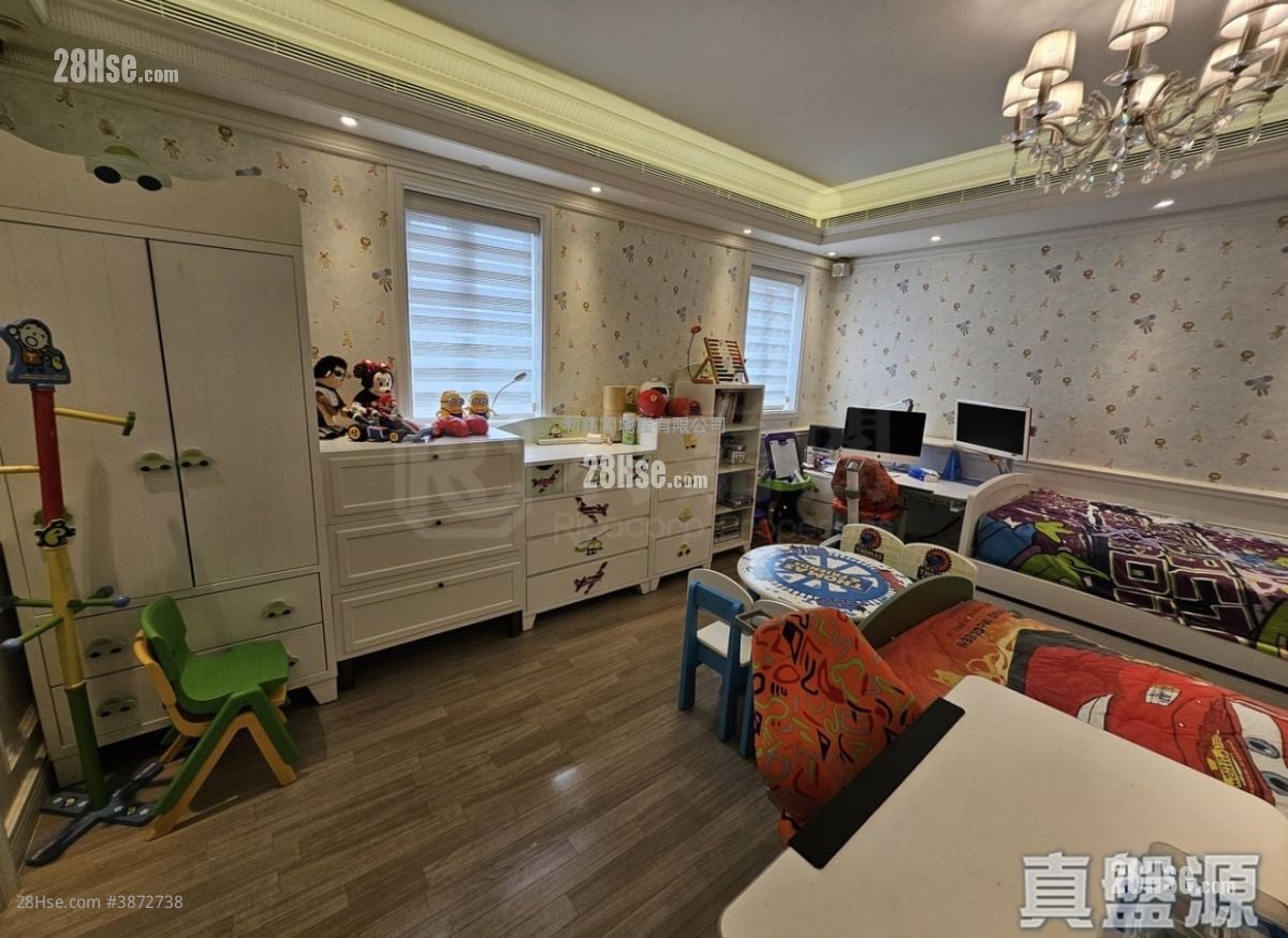 Silver Crest Sell 5+ Bedrooms 3,256 ft²