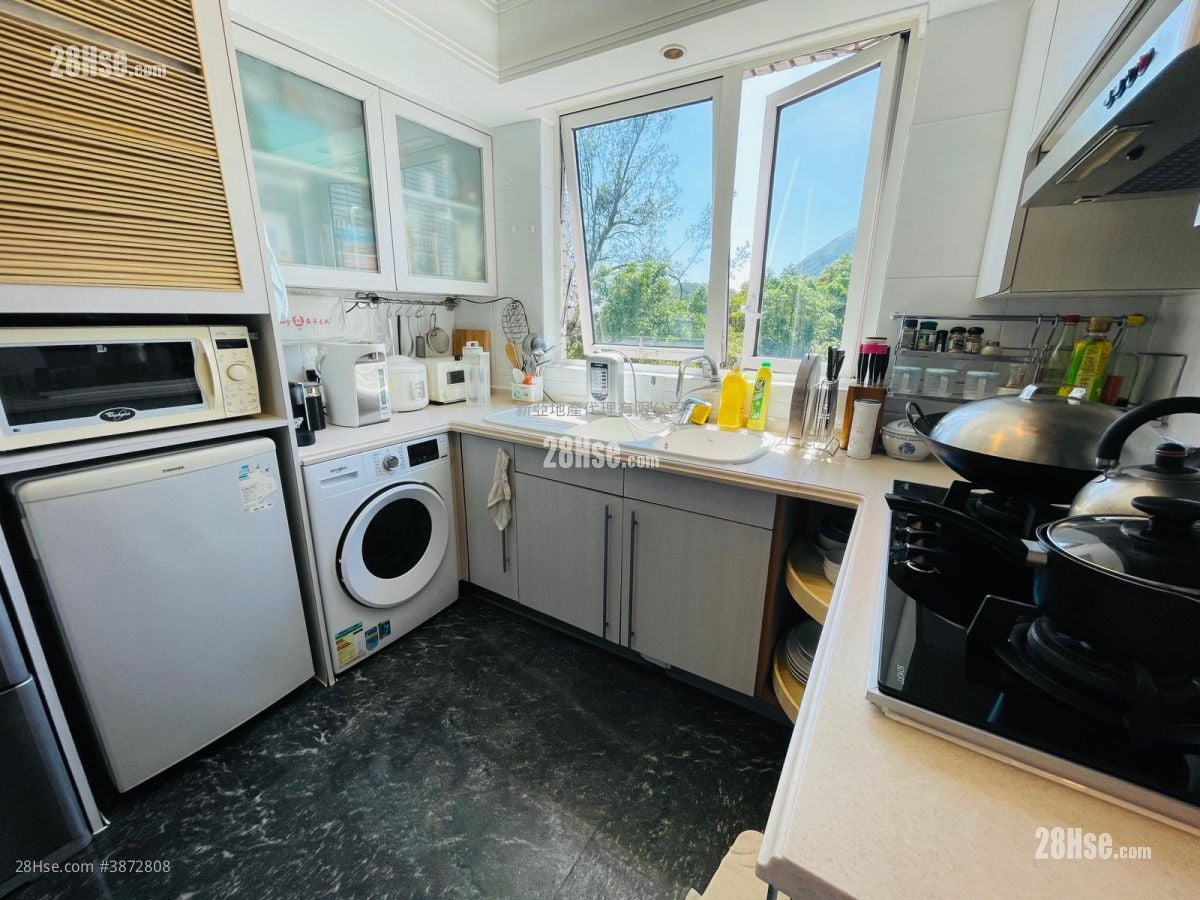 Hillview Court Sell 4 Bedrooms , 3 Bathrooms 997 ft²