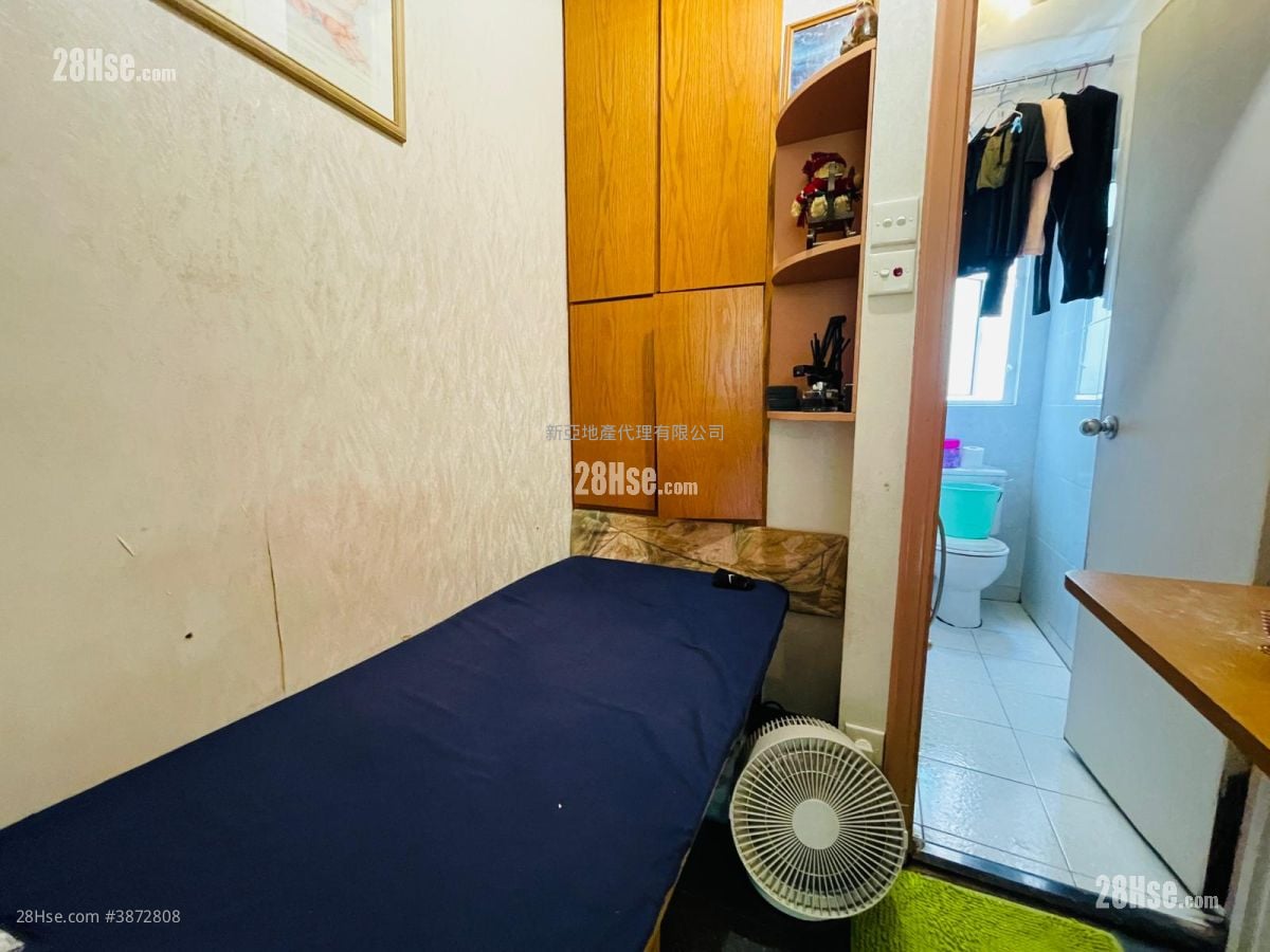 Hillview Court Sell 4 Bedrooms , 3 Bathrooms 997 ft²