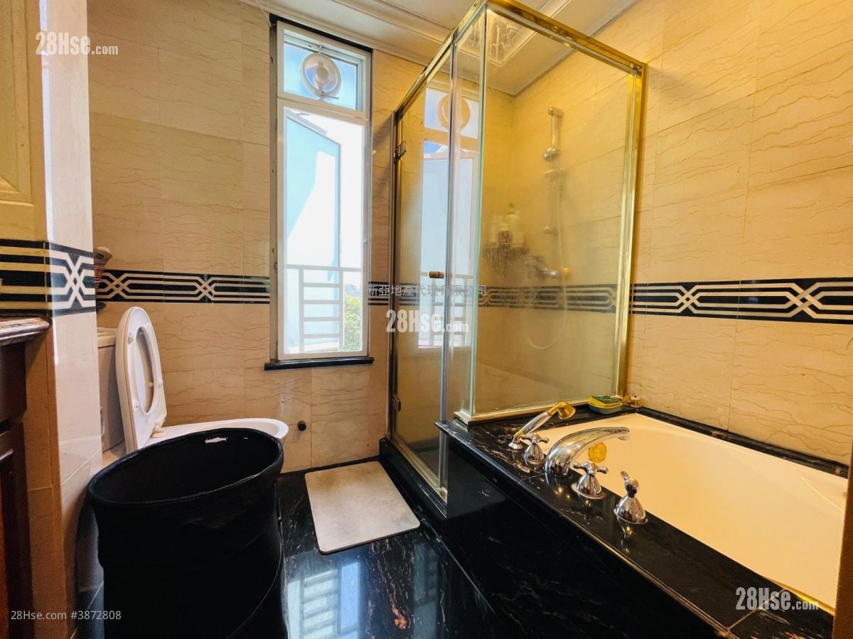 Hillview Court Sell 4 Bedrooms , 3 Bathrooms 997 ft²