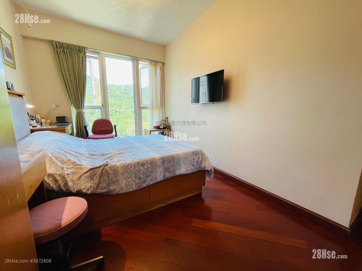 Hillview Court Sell 4 Bedrooms , 3 Bathrooms 997 ft²