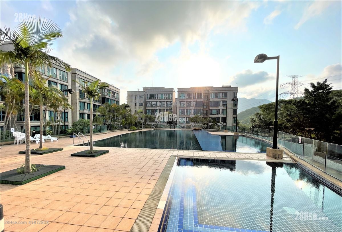 Hillview Court Sell 4 Bedrooms , 3 Bathrooms 997 ft²
