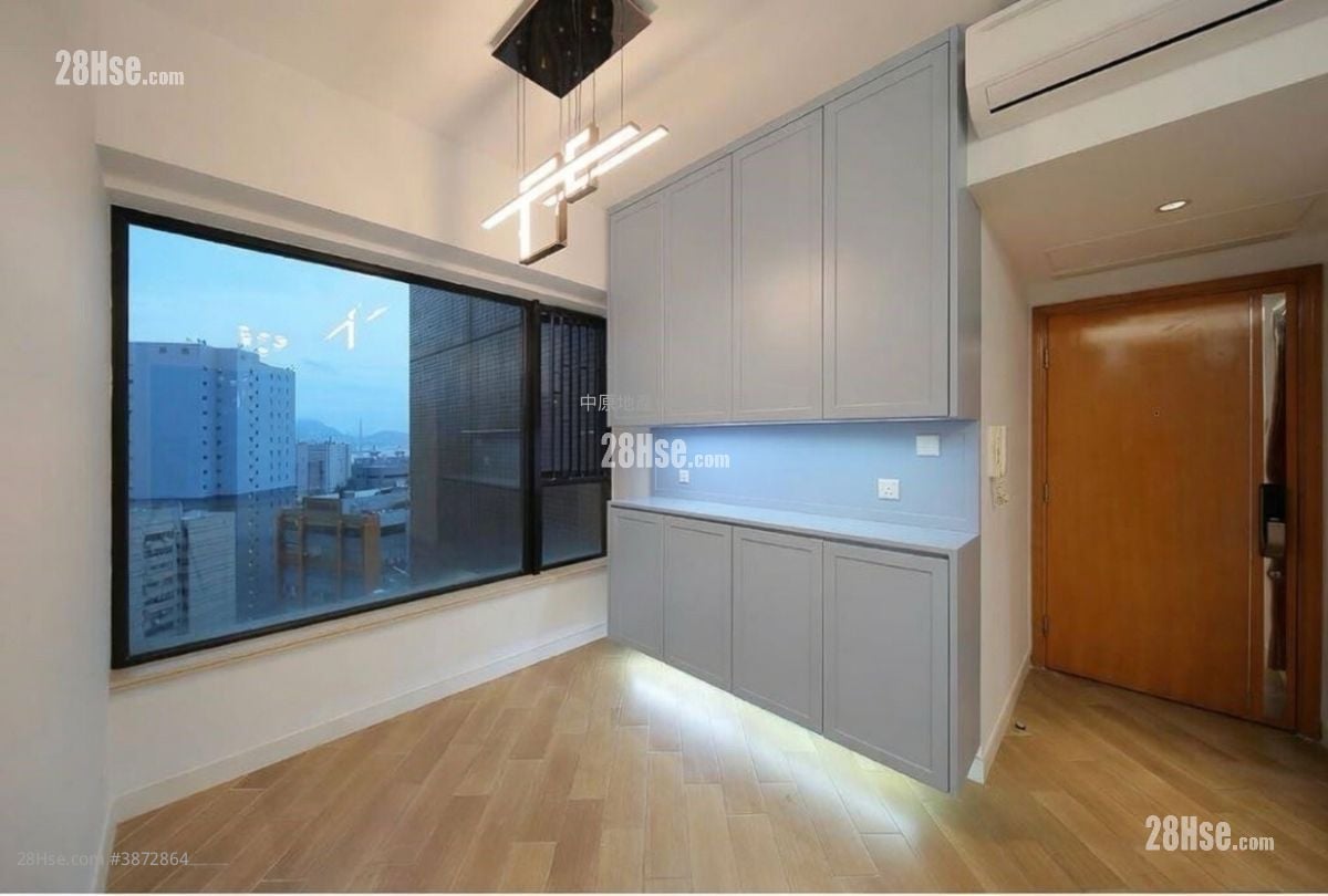 living room: Chelsea Court Sell 3 Bedrooms , 2 Bathrooms 646 ft²