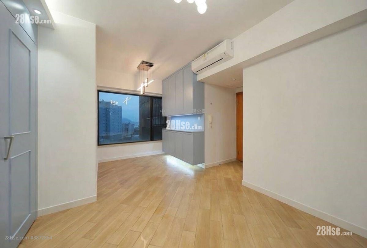 living room: Chelsea Court Sell 3 Bedrooms , 2 Bathrooms 646 ft²