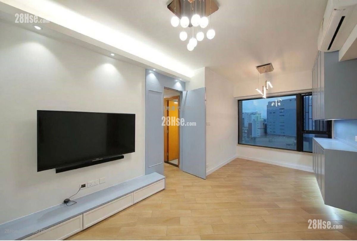 living room: Chelsea Court Sell 3 Bedrooms , 2 Bathrooms 646 ft²