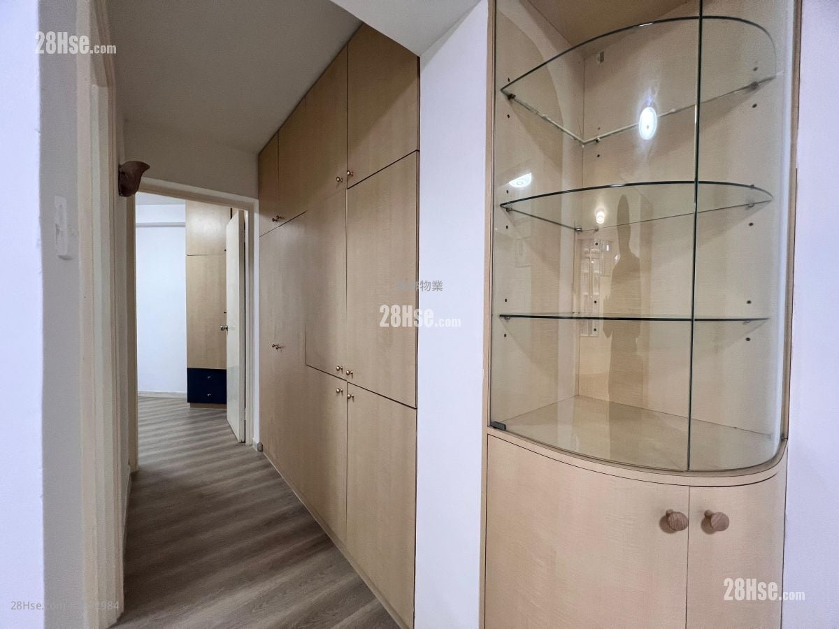 Kam Fung Court Sell 3 Bedrooms , 1 Bathroom 647 ft²