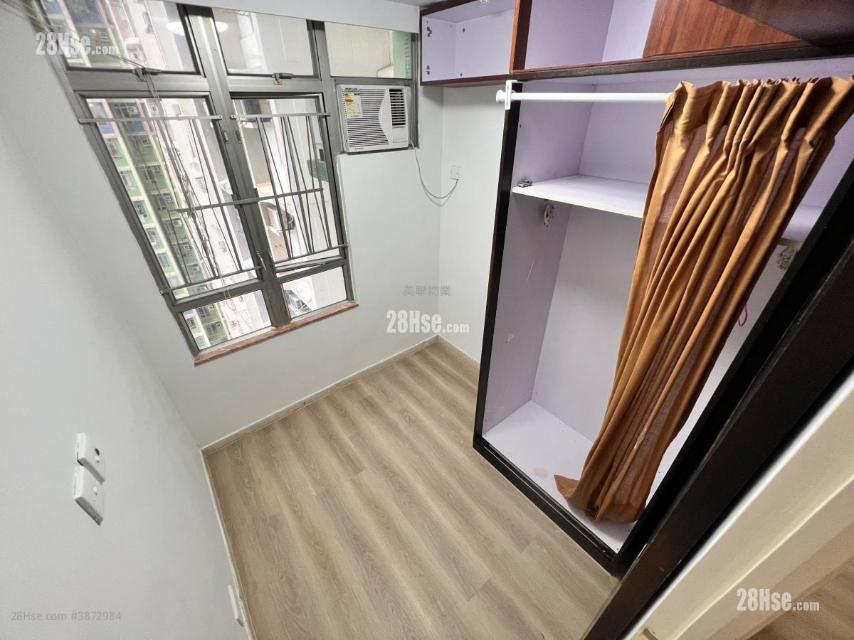 Kam Fung Court Sell 3 Bedrooms , 1 Bathroom 647 ft²