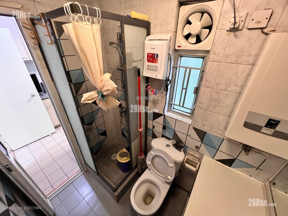 Kam Fung Court Sell 3 Bedrooms , 1 Bathroom 647 ft²