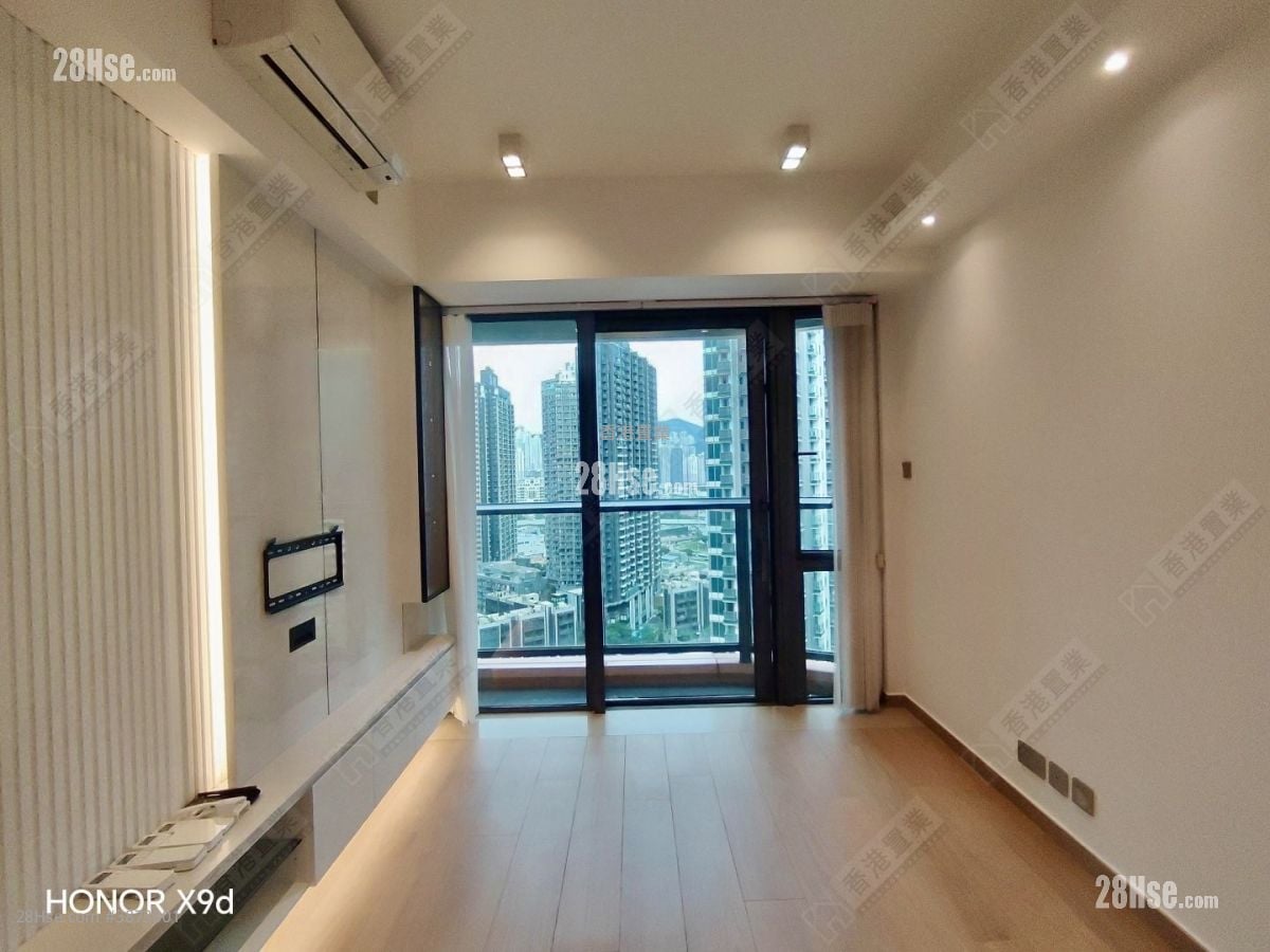living room: K. Summit Rental 3 Bedrooms , 2 Bathrooms 778 ft²