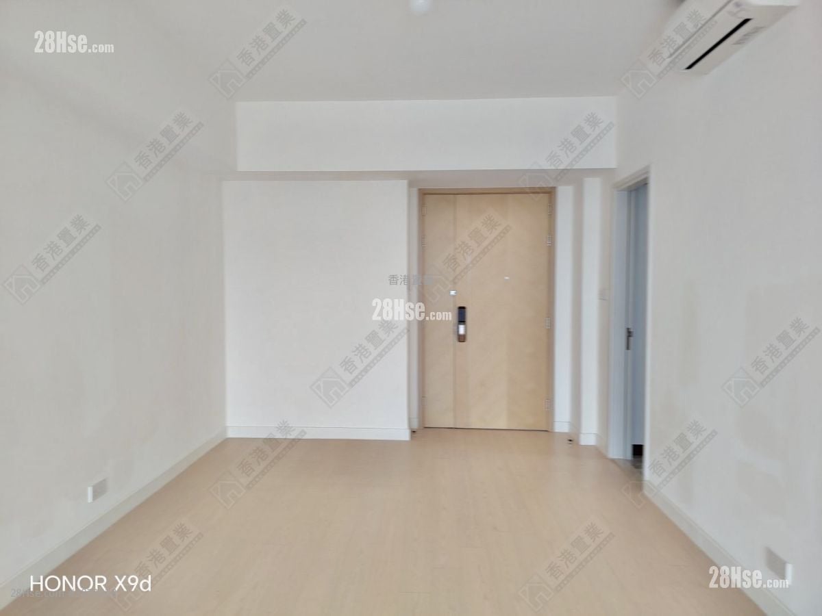 living room: Monaco Rental 3 Bedrooms , 2 Bathrooms 961 ft²