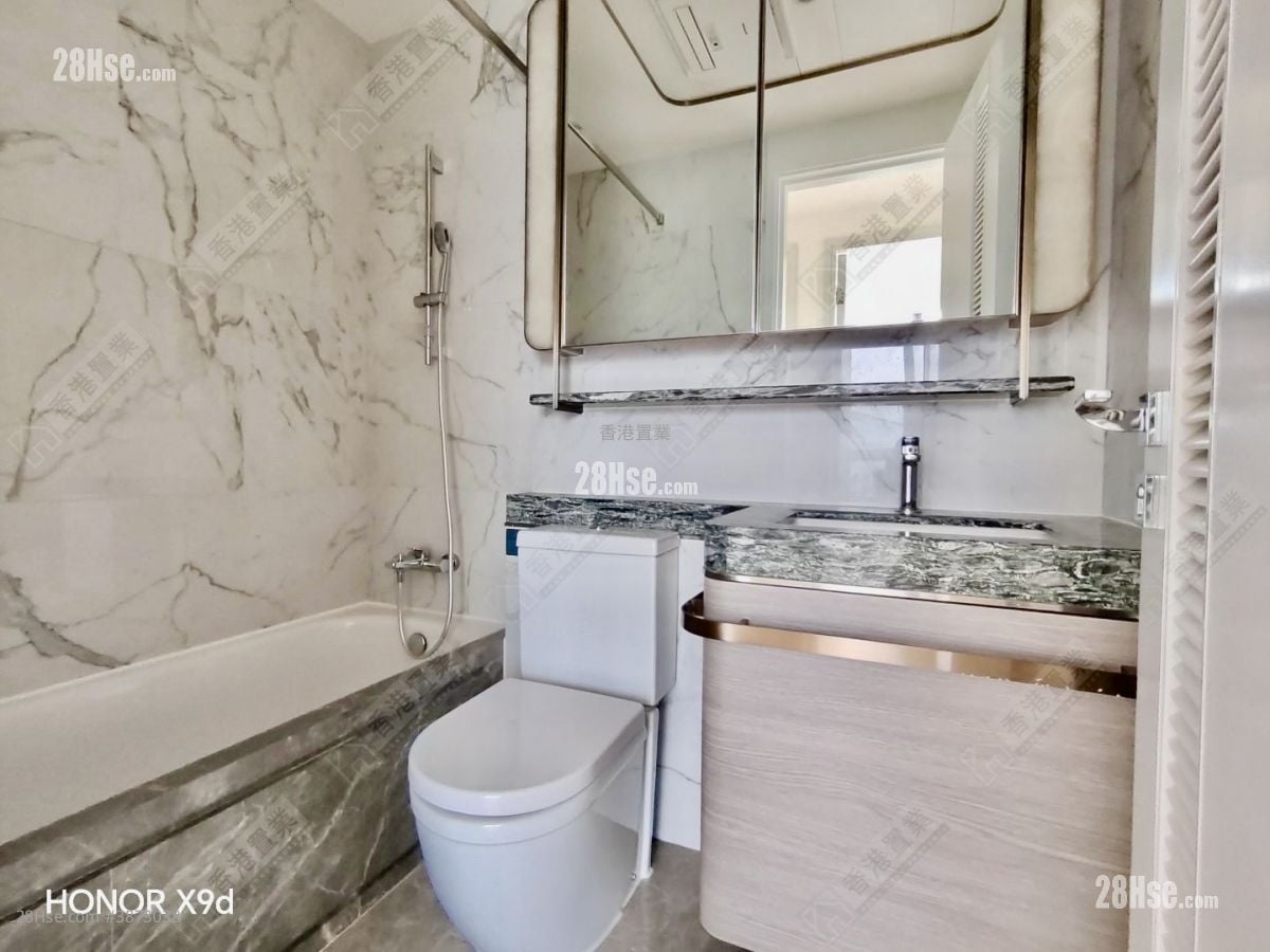 bathroom: Monaco Rental 3 Bedrooms , 2 Bathrooms 961 ft²