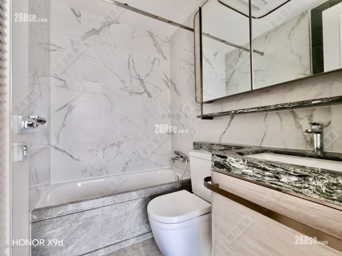 bathroom: Monaco Rental 3 Bedrooms , 2 Bathrooms 961 ft²