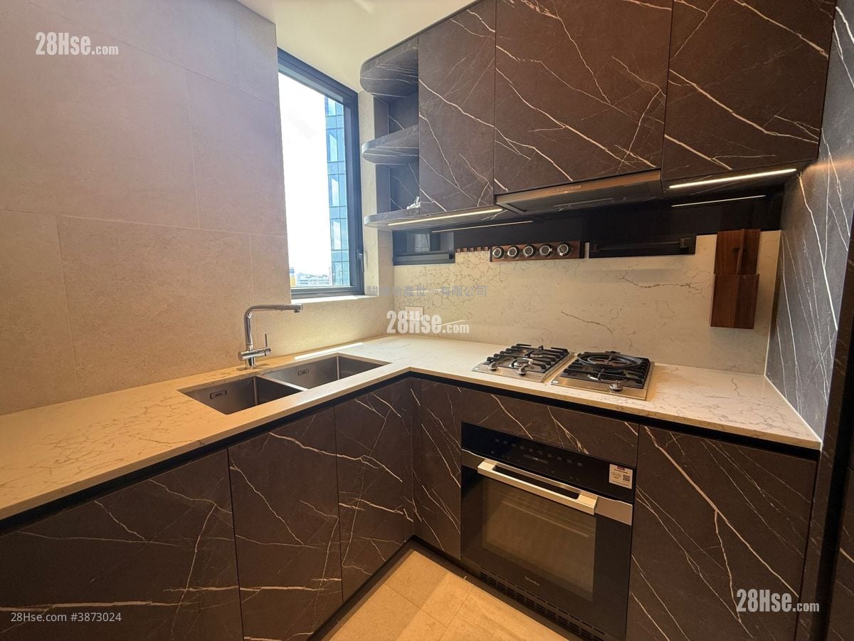 Onmantin Rental 3 Bedrooms , 2 Bathrooms 783 ft²