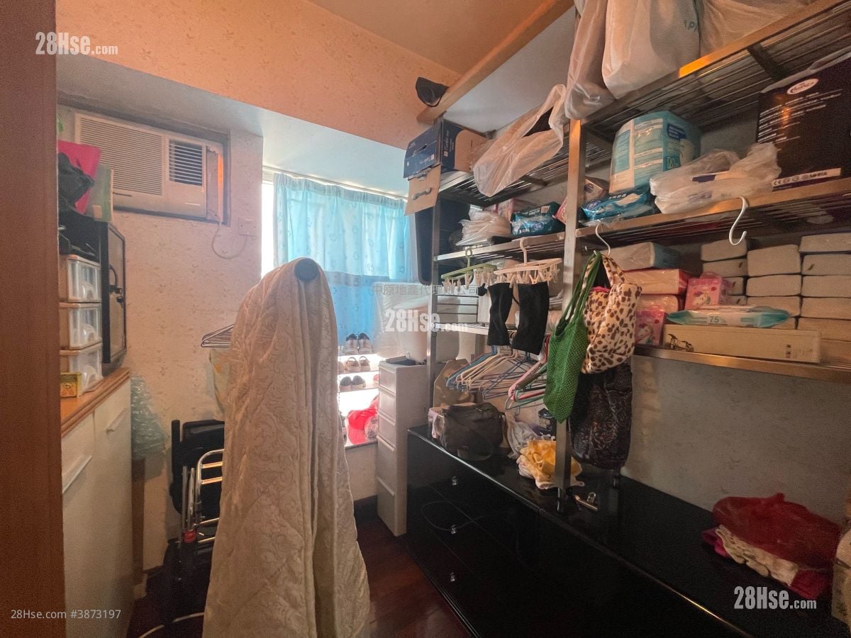 bedroom 1: Tsuen Wan Plaza Sell 3 Bedrooms , 1 Bathroom 552 ft²
