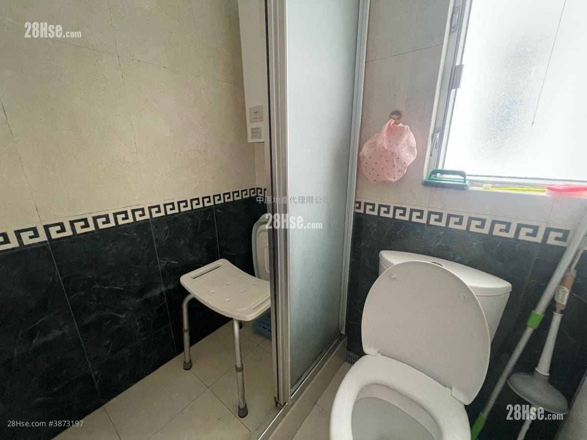 bathroom: Tsuen Wan Plaza Sell 3 Bedrooms , 1 Bathroom 552 ft²