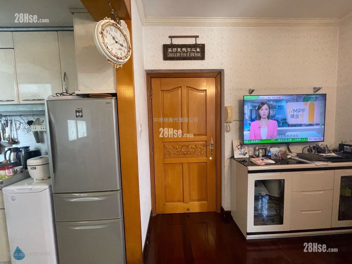 living room: Tsuen Wan Plaza Sell 3 Bedrooms , 1 Bathroom 552 ft²