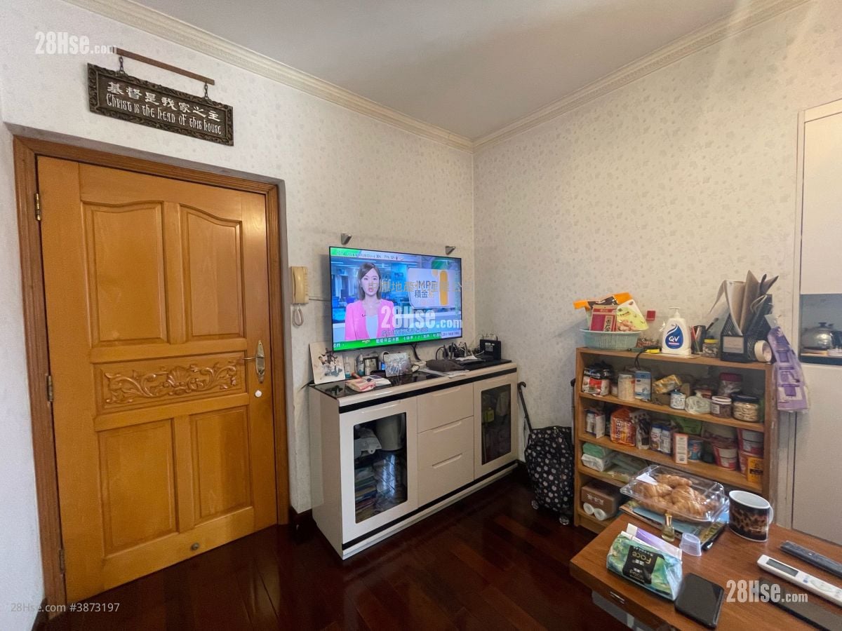 living room: Tsuen Wan Plaza Sell 3 Bedrooms , 1 Bathroom 552 ft²